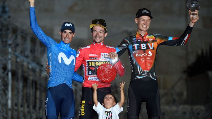 Enric Mas, Primoz Roglic y Jack Haig posan en el podio final de La Vuelta 2021 en Santiago de Compostela.