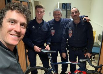 Le roban la bici a Geraint Thomas... mientras toma un café