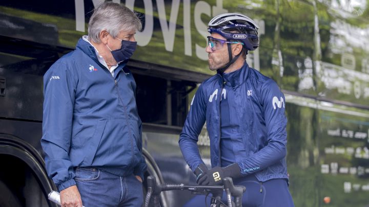 Eusebio Unzué y Alejandro Valverde hablan antes del inicio del Tour de Francia 2021.