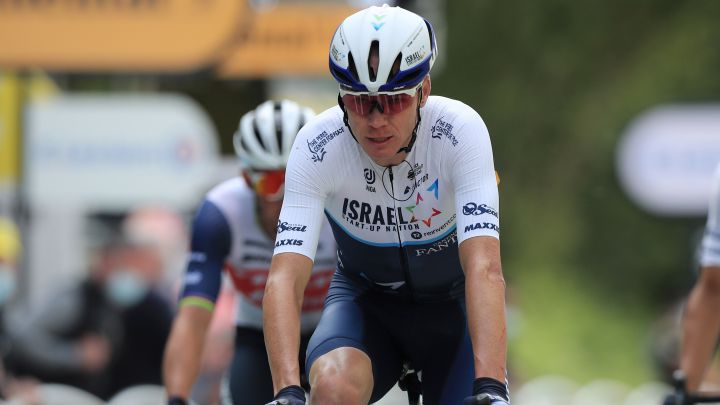 El ciclista británico del Israel Start-Up Chris Froome llega a la meta de Landerneau en la primera etapa del Tour de Francia 2021.
