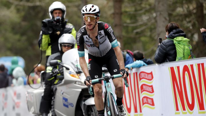 El ciclista del BikeExchange Simon Yates rueda durante la vigésima etapa del Giro de Italia 2021.
