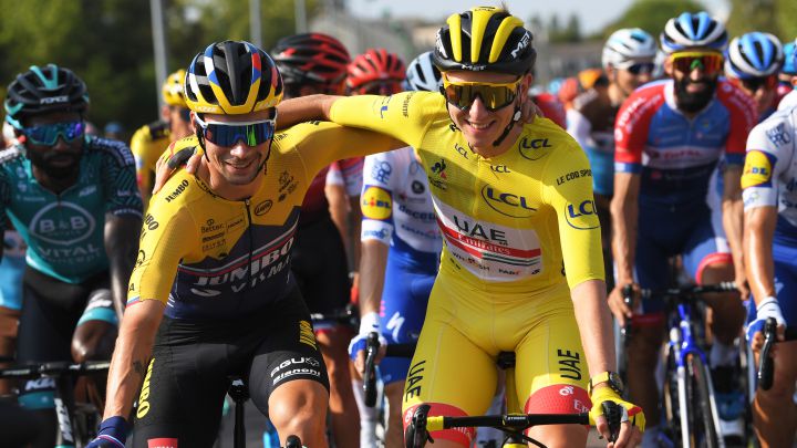 Primoz Roglic y Tadej Pogacar se saludan durante la última etapa del Tour de Francia 2020.