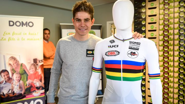 Wout Van Aert posa con el maillot de campeón del mundo de ciclocrós tras su salida del Verandas-Willems.