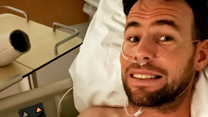 Mark Cavendish posa en la cama del hospital donde se recupera de su caída en los Seis Días de Gante.