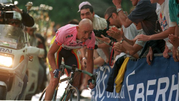 Marco Pantani llega a la meta del Santuario de Oropa tras su exhibición en el Giro de Italia de 1999.