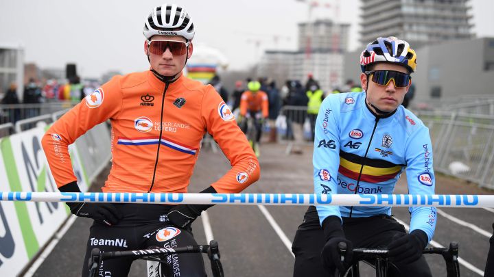 Mathieu Van Der Poel y Wout Van Aert posan antes de la carrera de los Mundiales de Ciclocrós de 2021 en Ostende.