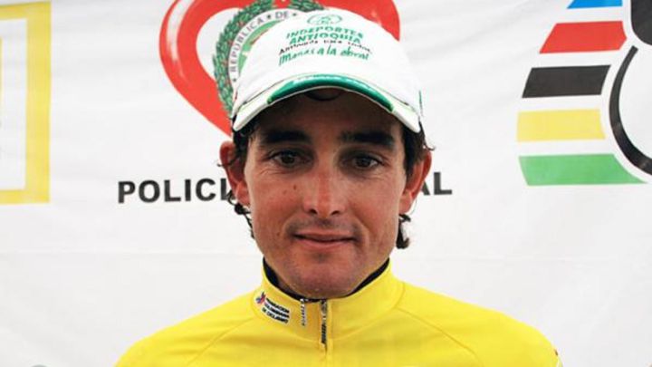 El ciclista hispano-colombiano Óscar Sevilla posa como ganador de la Vuelta a Colombia de 2010.