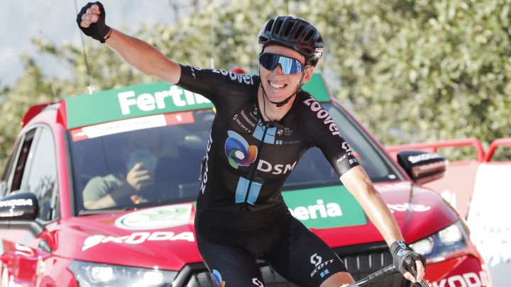 El ciclista francés del DSM Romain Bardet celebra su victoria en la cima del Pico Villuercas en la decimocuarta etapa de la Vuelta a España 2021.
