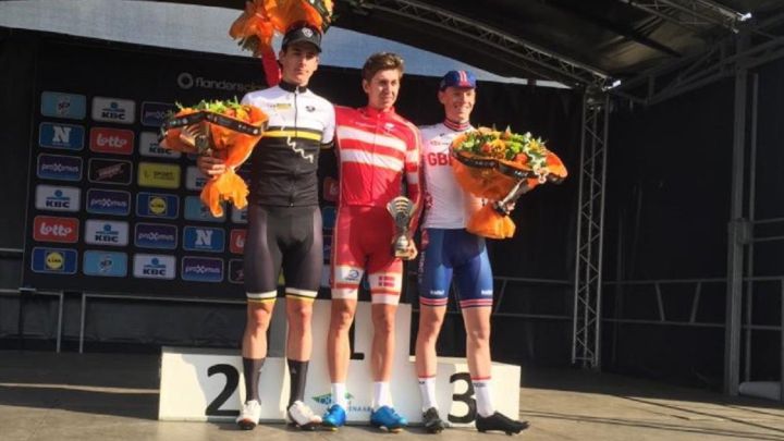 El ciclista danés Andreas Stokbro posa en el podio como ganador del Tour de Flandes sub-23 de 2019.