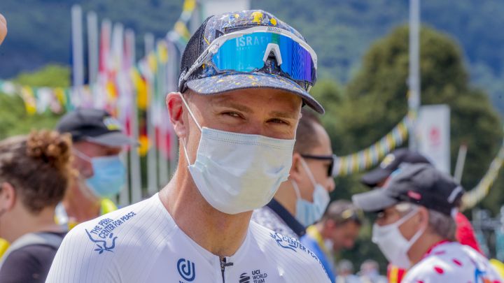 Chris Froome atiende a los medios de comunicación antes de la décima etapa del Tour de Francia 2021.