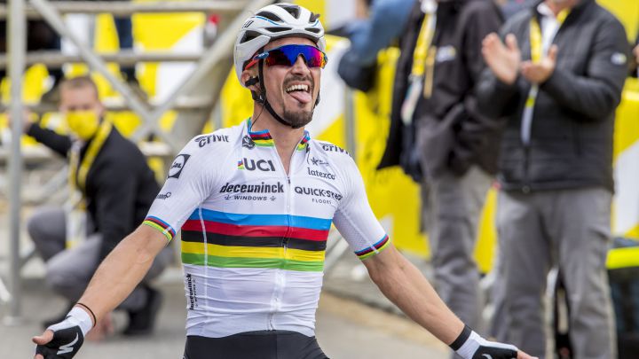 El ciclista francés Julian Alaphilippe celebra su victoria en la primera etapa del Tour de Francia 2021 en Landerneau.