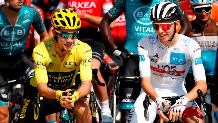 Primoz Roglic y Tadej Pogacar posan antes de la decimonovena etapa del Tour de Francia 2020.