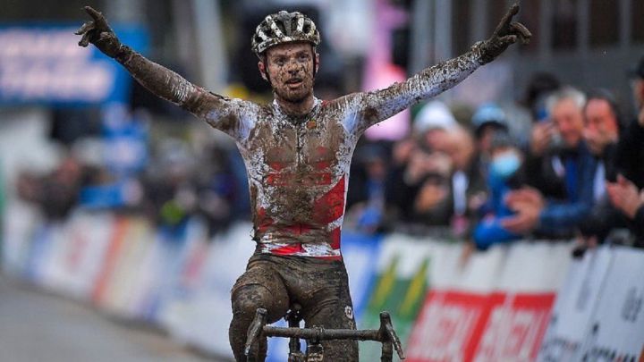 El ciclista belga Eli Iserbyt celebra su victoria en la prueba de la Copa del Mundo de Ciclocrós de Besançon (Francia).