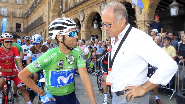 El presidente de la RFEC José Luis López Cerrón habla con Alejandro Valverde antes de la décima etapa de La Vuelta 2018 entre Salamanca y Fermoselle.