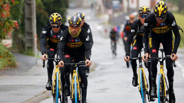 Los ciclistas del Jumbo-Visma entrenan antes del Tour de Francia 2021.