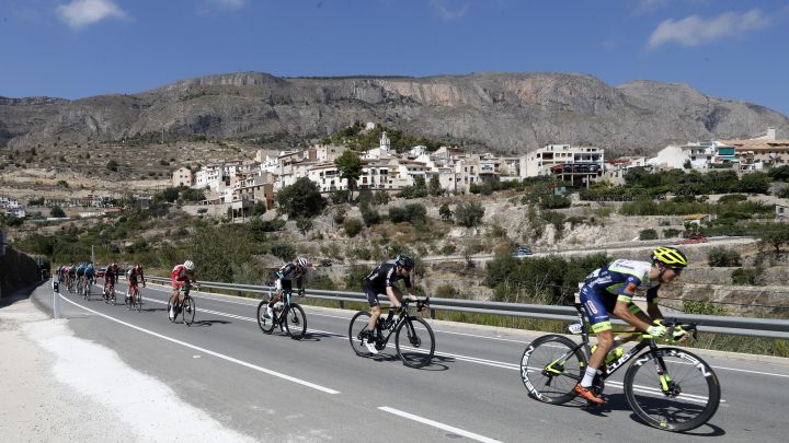 Los ciclistas ruedan durante la séptima etapa de La Vuelta 2021 entre Gandría y el Balcón de Alicante.