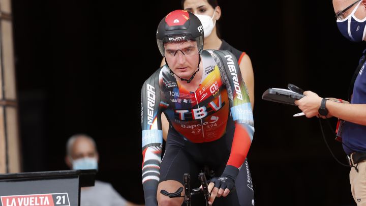 El ciclista ucraniano Mark Padun toma la salida en la contrarreloj inicial de Burgos en La Vuelta 2021.