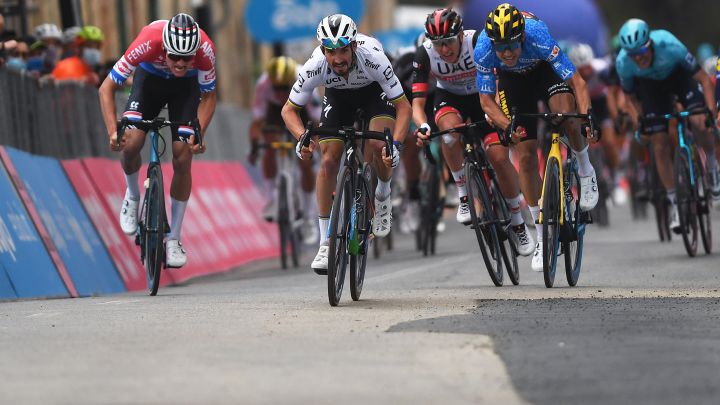 Mathieu Van Der Poel, Julian Alaphilippe, Wout Van Aert y Tadej Pogacar esprintan durante la segunda etapa de la Tirreno-Adriático 2021 entre Camaiore y Chiusdino.