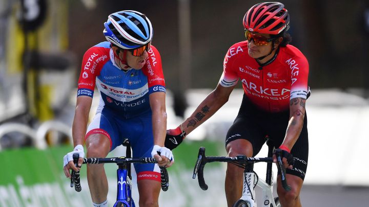 Romain Sicard y Winner Anacona llegan juntos a meta en una etapa del Tour de Francia 2020.