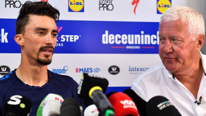 El manager del Deceuninck Quick-Step, Patrick Lefevere, junto a Julian Alaphilippe en una rueda de prensa del Tour de Francia 2019.