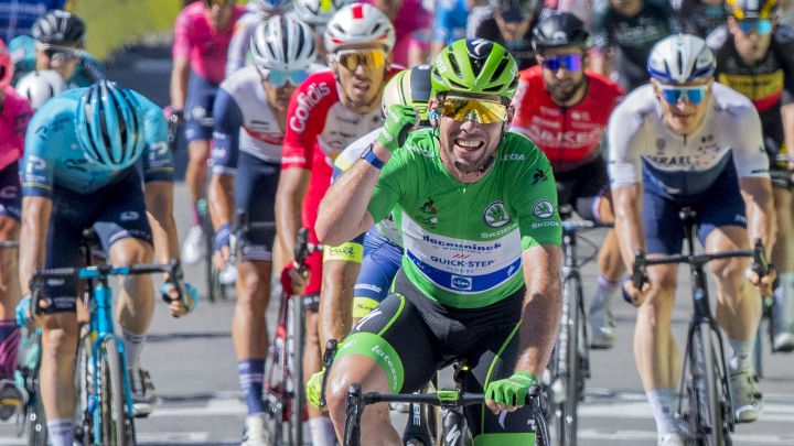 Mark Cavendish celebra su victoria en la decimotercera etapa del Tour de Francia 2021.
