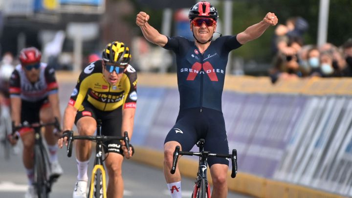 El ciclista británico del Ineos-Grenadiers Thomas Pidcock celebra su victoria ante Wout Van Aert en la Flecha de Brabante 2021.