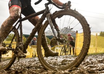 El espectacular arte de rodar sobre el barro de Elorrio