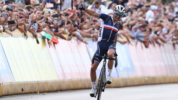 El ciclista francés Julian Alaphilippe celebra su victoria en la prueba en ruta absoluta masculina de los Mundiales de Ciclismo en Ruta de Flandes 2021.
