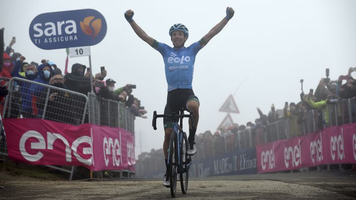 El ciclista del Eolo-Kometa Lorenzo Fortunato celebra su victoria en el Monte Zoncolan en la decimocuarta etapa del Giro de Italia 2021.