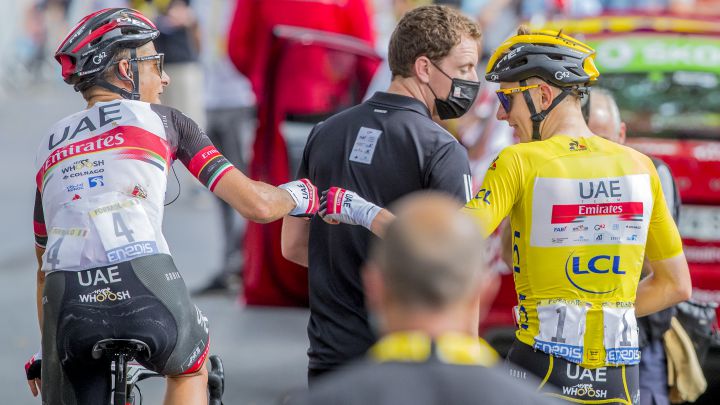 El ciclista italiano del UAE Emirates Davide Formolo choca el puño con Tadej Pogacar tras la decimocuarta etapa del Tour de Francia 2021.