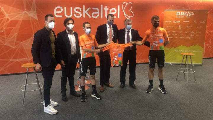 Los ciclistas del Euskaltel-Euskadi Mikel Bizkarra y Mikel Aristi posan con la nueva equipación del equipo para la temporada 2022.