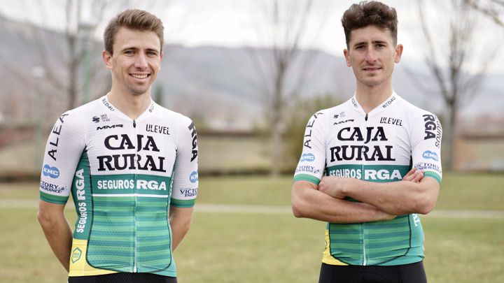 Los ciclistas del Caja Rural - Seguros RGA posan con el maillot con el que competirán en la temporada 2022.
