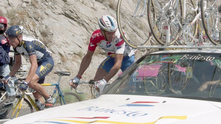 El ciclista español Miguel Indurain baja al coche durante una etapa de la Vuelta a España de 1996.