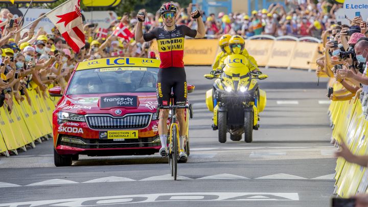 El ciclista belga Wout Van Aert celebra su victoria en Malaucene en la undécima etapa del Tour de Francia 2021, el día del Mont Ventoux.