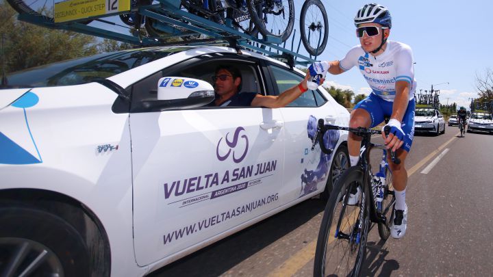El ciclista belga Remco Evenepoel baja al coche durante una etapa de la Vuelta a San Juan 2020.