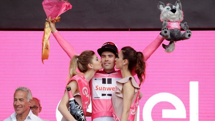El ciclista neerlandés Tom Dumoulin, del equipo Sunweb, celebra en el podio tras ganar la primera etapa del Giro de Italia 2018 en Jerusalén.