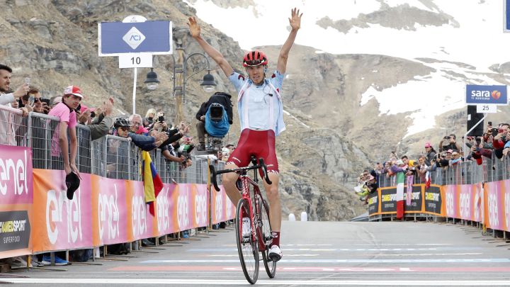 El ciclista ruso Ilnur Zakarin celebra su victoria en la decimotercera etapa del Giro de Italia 2019 entre Pinerolo y Ceresole Reale.