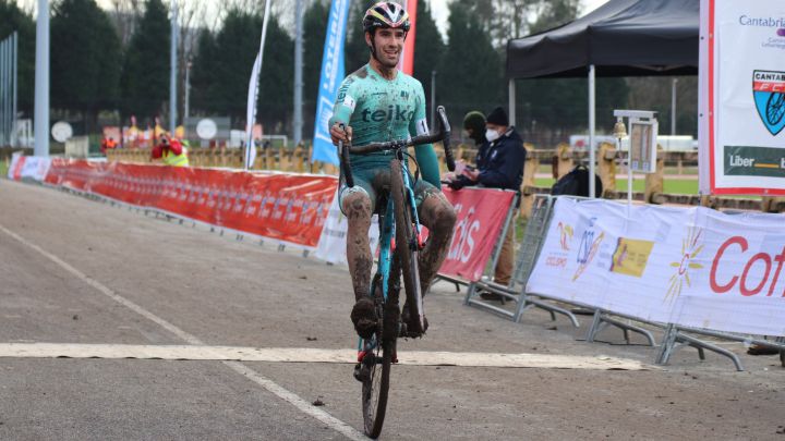 El ciclista español Felipe Orts celebra su victoria en los Campeonatos de España de Ciclocrós de 2021 en Torrelavega.