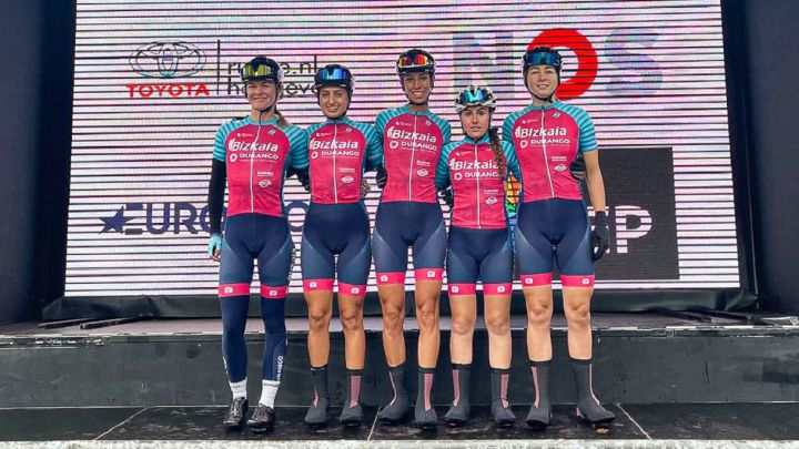 Las corredoras del Bizkaia-Durango posan con su equipación rosa antes de una carrera en la temporada 2021.