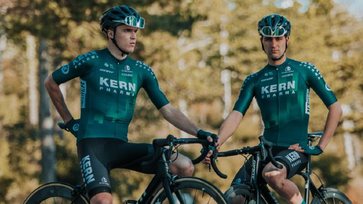 Los ciclistas del Kern Pharma posan con la nueva equipación de Etxeondo con la que competirán en la temporada 2022.