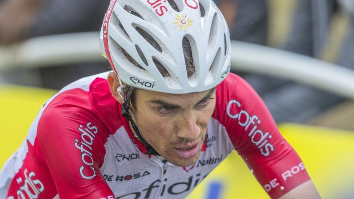El ciclista del Cofidis Guillaume Martin llega a meta en la decimosexta etapa del Tour de Francia 2021 entre Pas de la Casa y Saint-Gaudens.