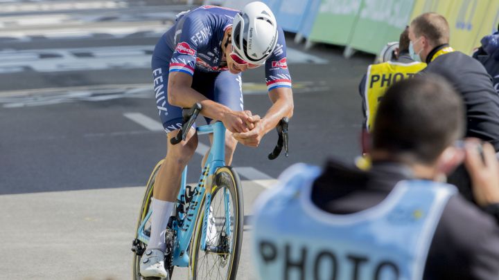 El ciclista neerlandés Mathieu Van der Poel llega a meta tras ganar la segunda etapa del Tour de Francia 2021.