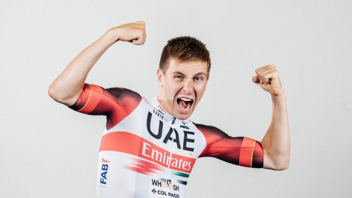 El ciclista esloveno del UAE Emirates Tadej Pogacar posa con la equipación del equipo para la temporada 2022.