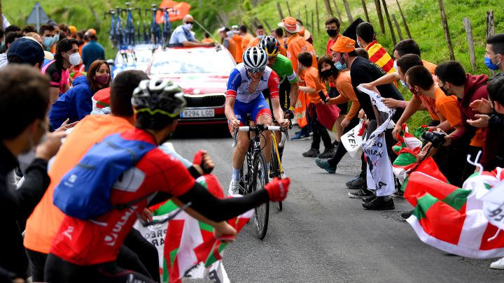 El ciclista francés David Gaudu y el esloveno Primoz Roglic ruedan durante la sexta etapa de la Vuelta al País Vasco 2021, la Itzulia, entre Ondarroa y Arrate, en Eibar.