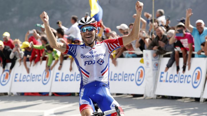 El ciclista francés del Groupama-FDJ Thibaut Pinot celebra su victoria en la decimocuarta etapa del Tour de Francia 2019 con final en la cima del Tourmalet.