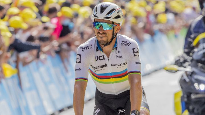 El ciclista francés Julian Alaphilippe llega a la meta en la decimoquinta etapa del Tour de Francia 2021 con final en Andorra La Vella.