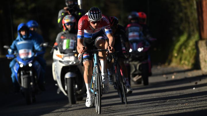 El ciclista neerlandés Mathieu Van Der Poel rueda durante la Strade Bianche 2021
