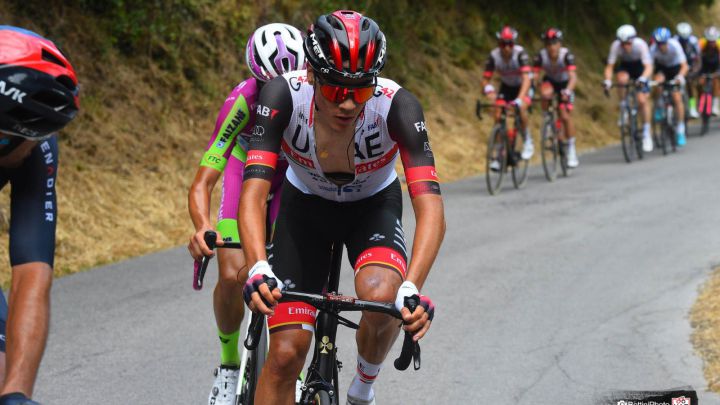 El ciclista español Juan Ayuso, en su primera carrera con el UAE Emirates en el Tour de los Apeninos.