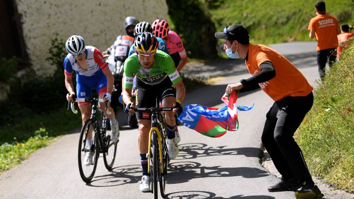 El ciclista esloveno Primoz Roglic rueda durante la sexta etapa de la Vuelta al País Vasco 2021, la Itzulia, entre Ondárroa y el Alto de Arrate.