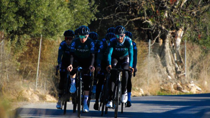 Los ciclistas del equipo Kern Pharma, durante un entrenamiento.